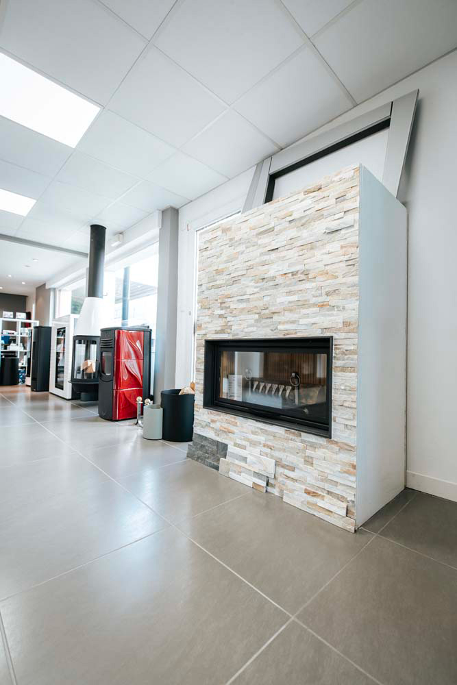 Cheminée moderne en pierre dans un showroom