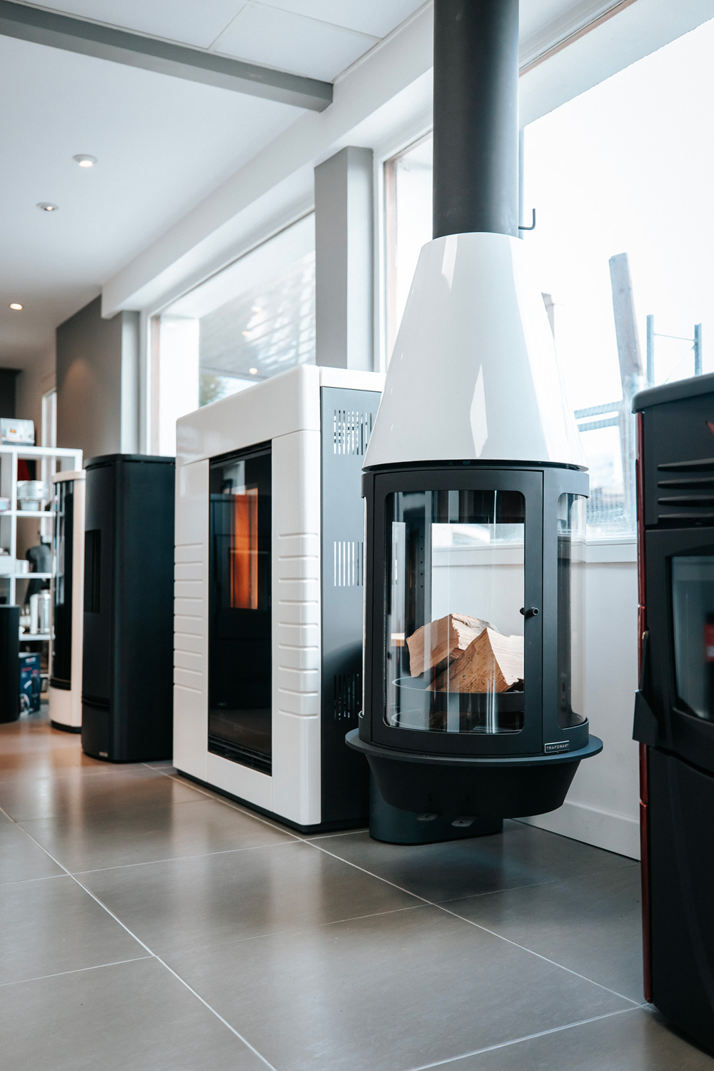 Cheminée moderne avec insert en verre dans un showroom.