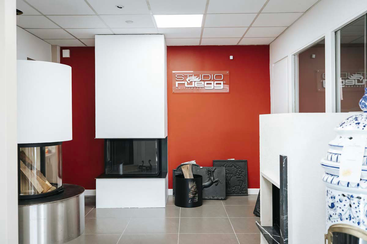 Cheminées de la marque STUDIO RUEGG exposées dans le showroom du magasin PRIMICERI