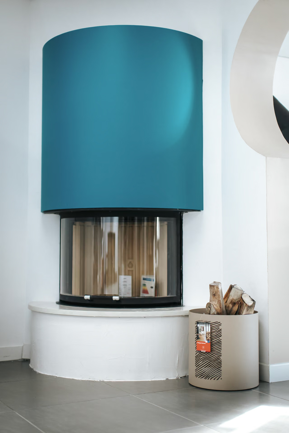 Cheminée moderne avec bois de chauffage à côté
