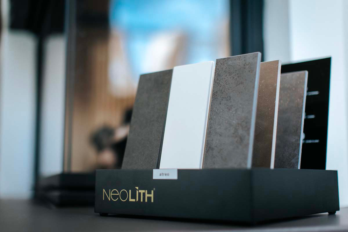 Échantillons de matériaux NEOLITH exposés dans le showroom PRIMICERI