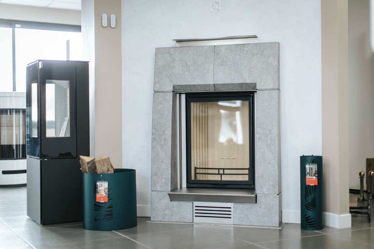 Cheminée moderne avec insert en verre et bois à côté