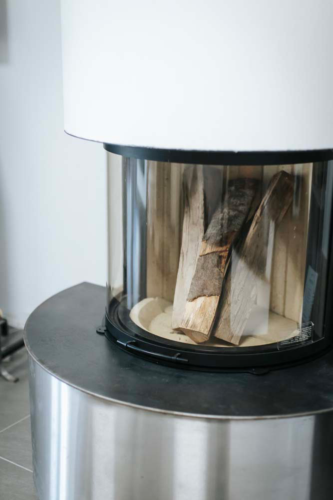 Poêle à bois avec bûches à l'intérieur