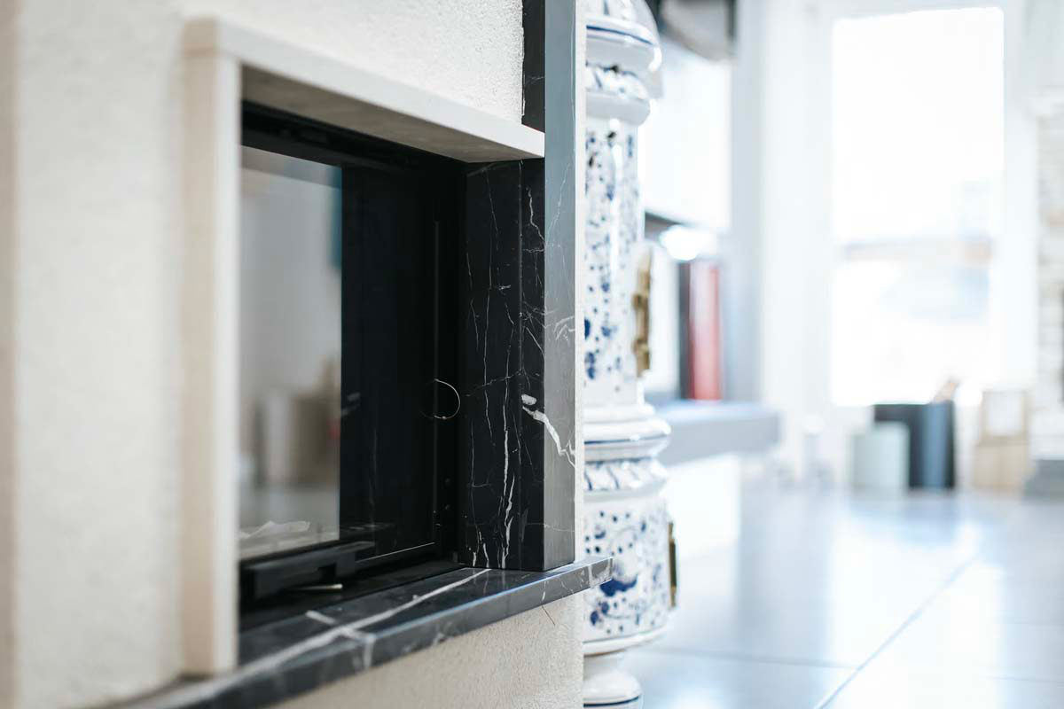 Cheminée en marbre noir.